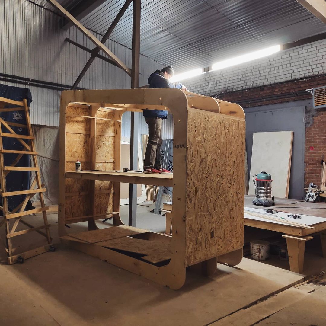 Владимирский архитектор и дизайнер мебели Артем Рубцов собирается построить целую деревню на Истре. Мастер рассказал «Ключ-Медиа» об искусстве модульных домиков, пути исследователя и своей смелой команде.