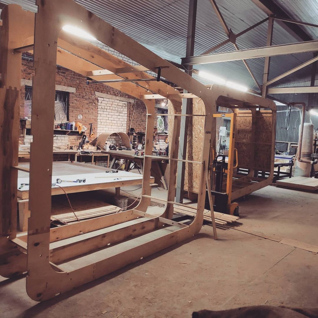 Владимирский архитектор и дизайнер мебели Артем Рубцов собирается построить целую деревню на Истре. Мастер рассказал «Ключ-Медиа» об искусстве модульных домиков, пути исследователя и своей смелой команде.