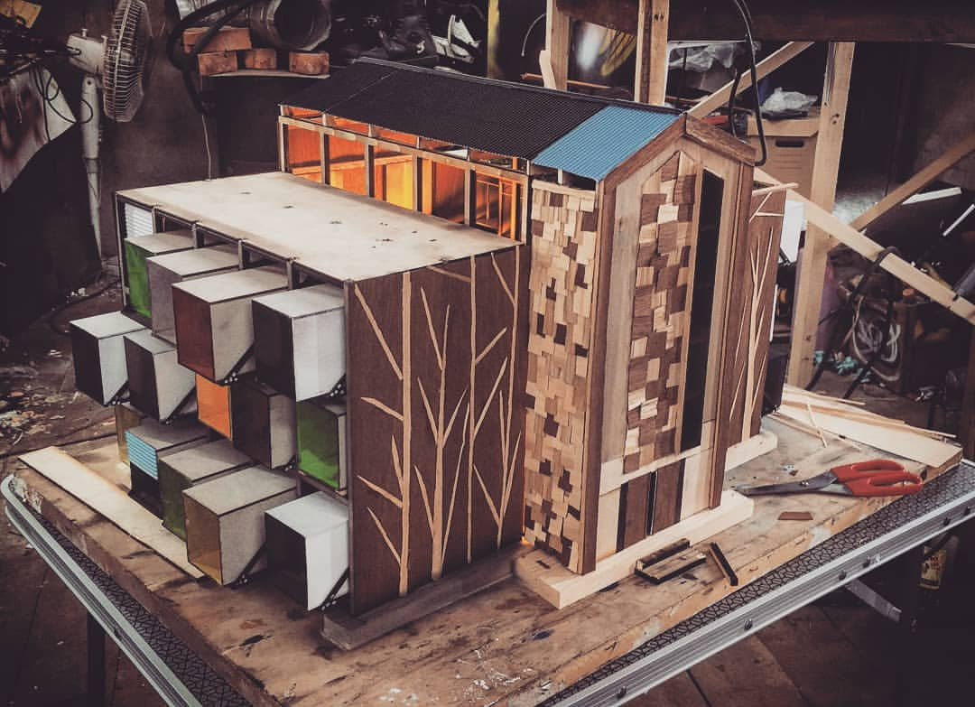 Владимирский архитектор и дизайнер мебели Артем Рубцов собирается построить целую деревню на Истре. Мастер рассказал «Ключ-Медиа» об искусстве модульных домиков, пути исследователя и своей смелой команде.