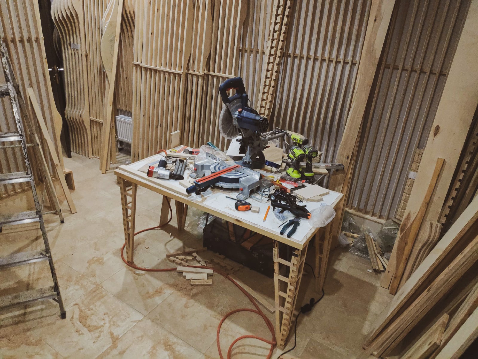 Владимирский архитектор и дизайнер мебели Артем Рубцов собирается построить целую деревню на Истре. Мастер рассказал «Ключ-Медиа» об искусстве модульных домиков, пути исследователя и своей смелой команде.