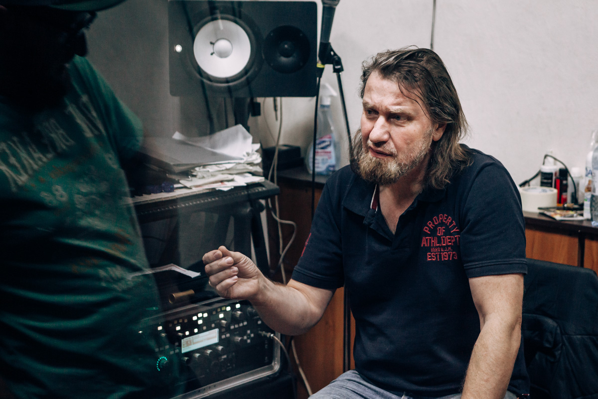 Писать рецензии на альбомы самобытных рок-групп всегда непросто. А тут – задача вдвойне сложная, ибо владимирские рокеры «Рекорд Оркестр», словно хамелеон, меняют стилистические оттенки почти в каждой своей работе.