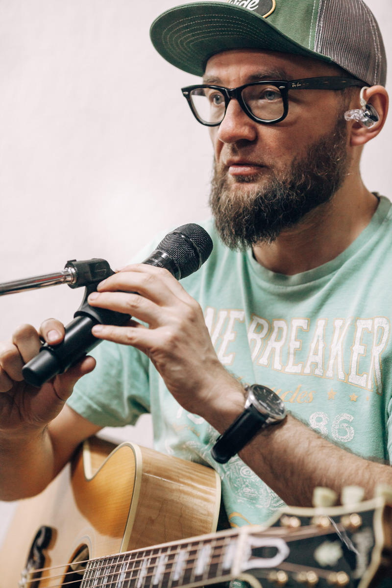 Писать рецензии на альбомы самобытных рок-групп всегда непросто. А тут – задача вдвойне сложная, ибо владимирские рокеры «Рекорд Оркестр», словно хамелеон, меняют стилистические оттенки почти в каждой своей работе.