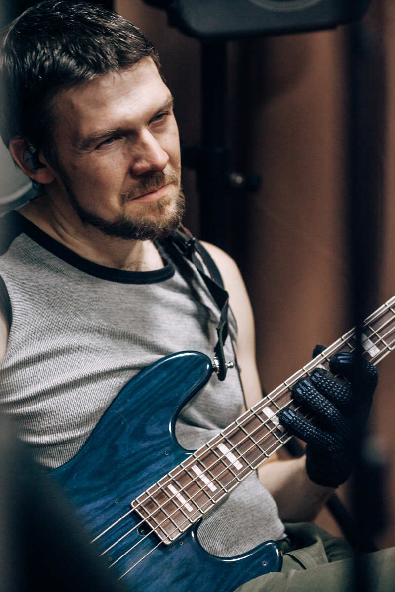 Писать рецензии на альбомы самобытных рок-групп всегда непросто. А тут – задача вдвойне сложная, ибо владимирские рокеры «Рекорд Оркестр», словно хамелеон, меняют стилистические оттенки почти в каждой своей работе.