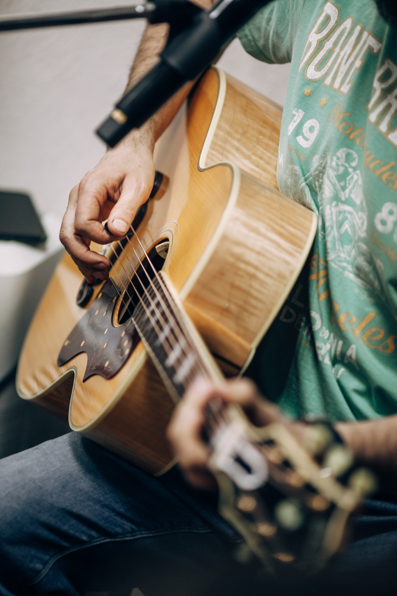 Писать рецензии на альбомы самобытных рок-групп всегда непросто. А тут – задача вдвойне сложная, ибо владимирские рокеры «Рекорд Оркестр», словно хамелеон, меняют стилистические оттенки почти в каждой своей работе.