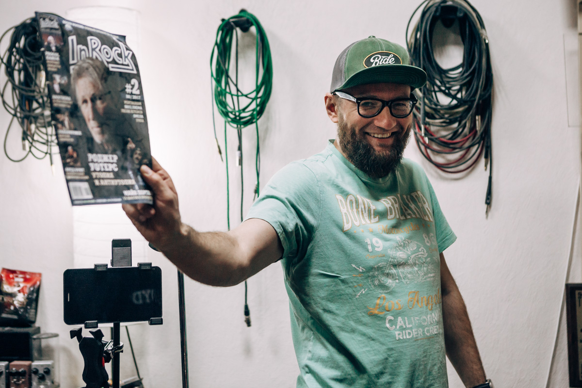 Писать рецензии на альбомы самобытных рок-групп всегда непросто. А тут – задача вдвойне сложная, ибо владимирские рокеры «Рекорд Оркестр», словно хамелеон, меняют стилистические оттенки почти в каждой своей работе.