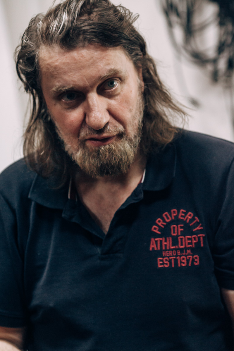 Писать рецензии на альбомы самобытных рок-групп всегда непросто. А тут – задача вдвойне сложная, ибо владимирские рокеры «Рекорд Оркестр», словно хамелеон, меняют стилистические оттенки почти в каждой своей работе.