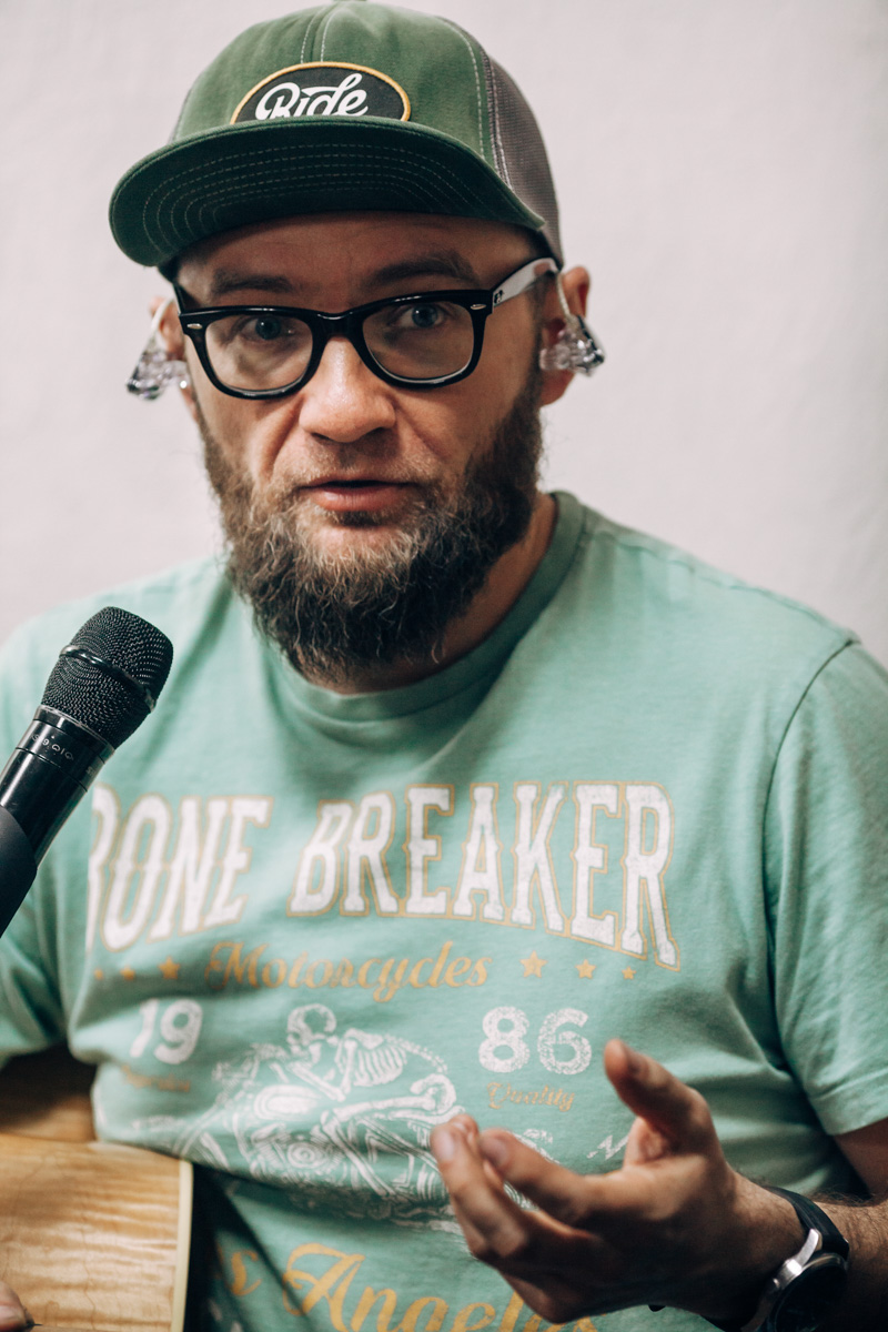 Писать рецензии на альбомы самобытных рок-групп всегда непросто. А тут – задача вдвойне сложная, ибо владимирские рокеры «Рекорд Оркестр», словно хамелеон, меняют стилистические оттенки почти в каждой своей работе.