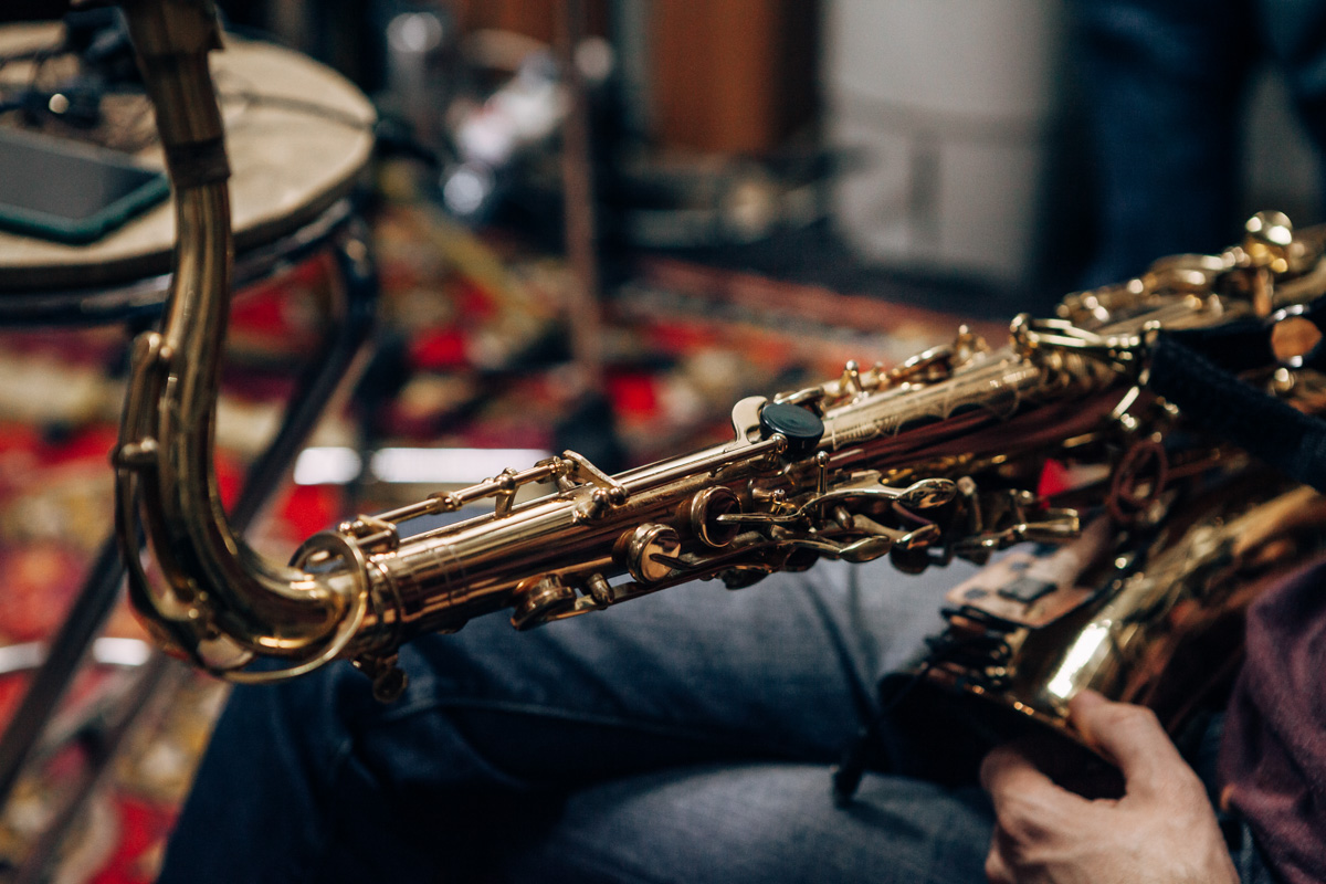 Писать рецензии на альбомы самобытных рок-групп всегда непросто. А тут – задача вдвойне сложная, ибо владимирские рокеры «Рекорд Оркестр», словно хамелеон, меняют стилистические оттенки почти в каждой своей работе.