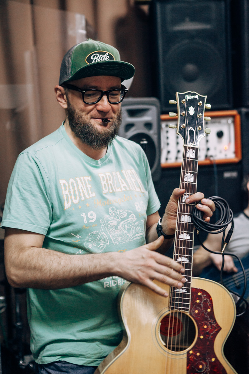 Писать рецензии на альбомы самобытных рок-групп всегда непросто. А тут – задача вдвойне сложная, ибо владимирские рокеры «Рекорд Оркестр», словно хамелеон, меняют стилистические оттенки почти в каждой своей работе.