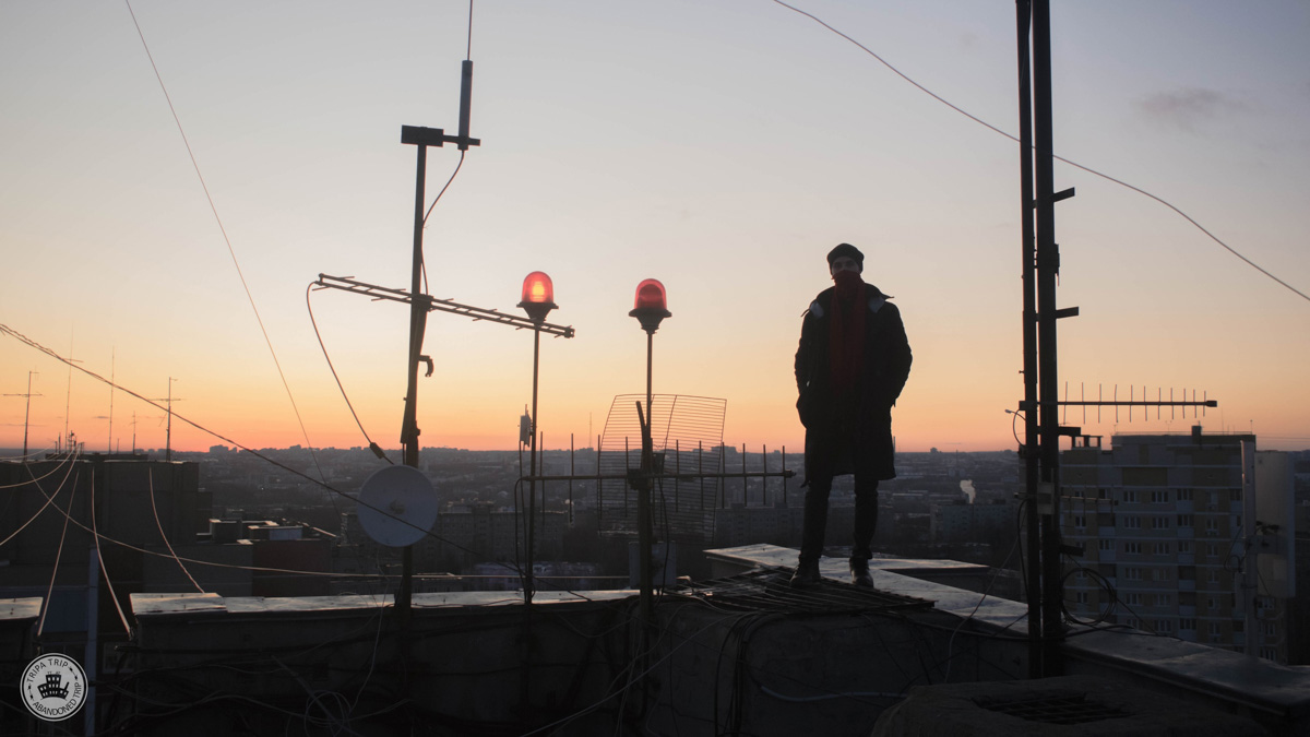 Что такое индустриальный туризм, почему место ему на городских крышах? Владимирский фотограф и смельчак Михаил Цветаев делится инсайдами местного руфинга.