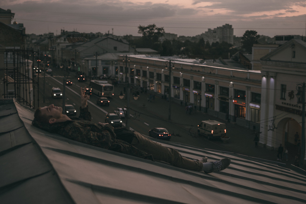 Что такое индустриальный туризм, почему место ему на городских крышах? Владимирский фотограф и смельчак Михаил Цветаев делится инсайдами местного руфинга.