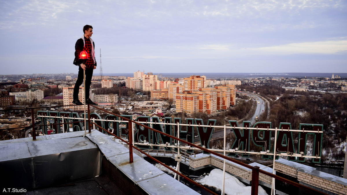 Что такое индустриальный туризм, почему место ему на городских крышах? Владимирский фотограф и смельчак Михаил Цветаев делится инсайдами местного руфинга.