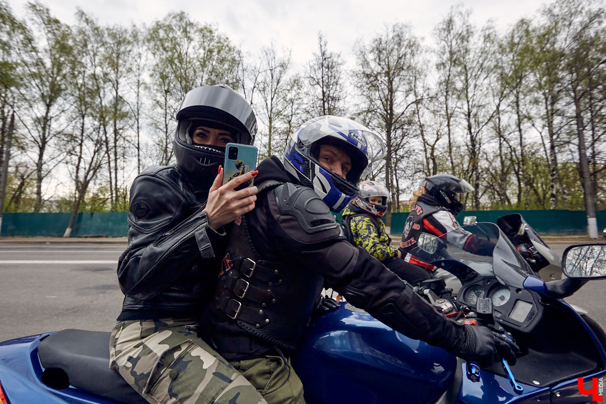 Через весь город да на «Ладогу»: мотоколонна из 300 байков открыла мотосезон. За зрелищное шествие отвечал клуб Wolves MC Russia.