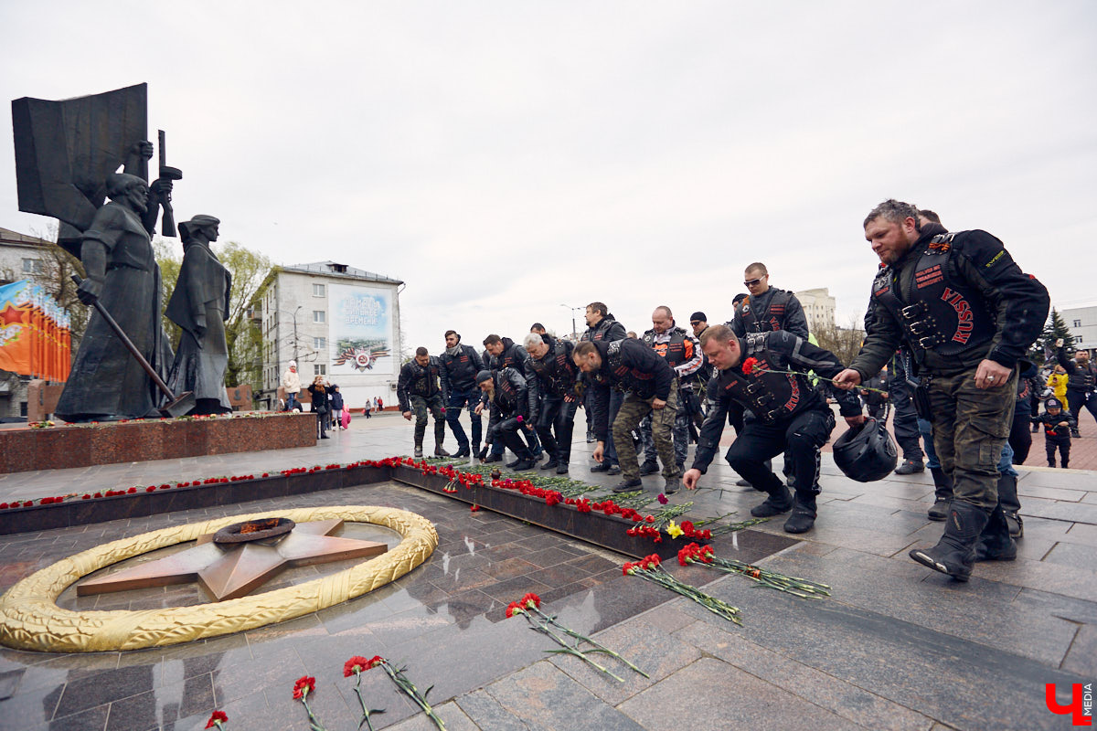 Через весь город да на «Ладогу»: мотоколонна из 300 байков открыла мотосезон. За зрелищное шествие отвечал клуб Wolves MC Russia.