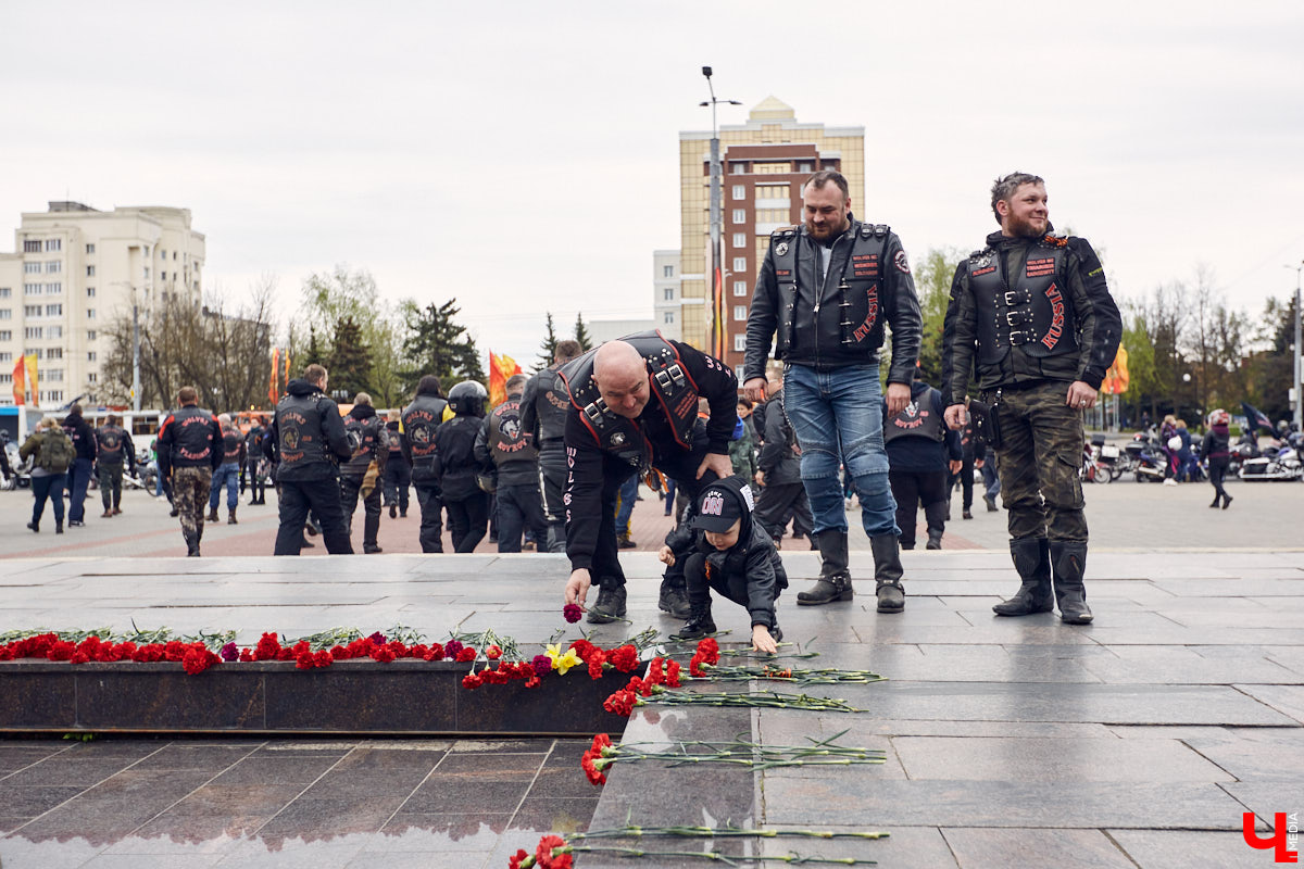 Через весь город да на «Ладогу»: мотоколонна из 300 байков открыла мотосезон. За зрелищное шествие отвечал клуб Wolves MC Russia.