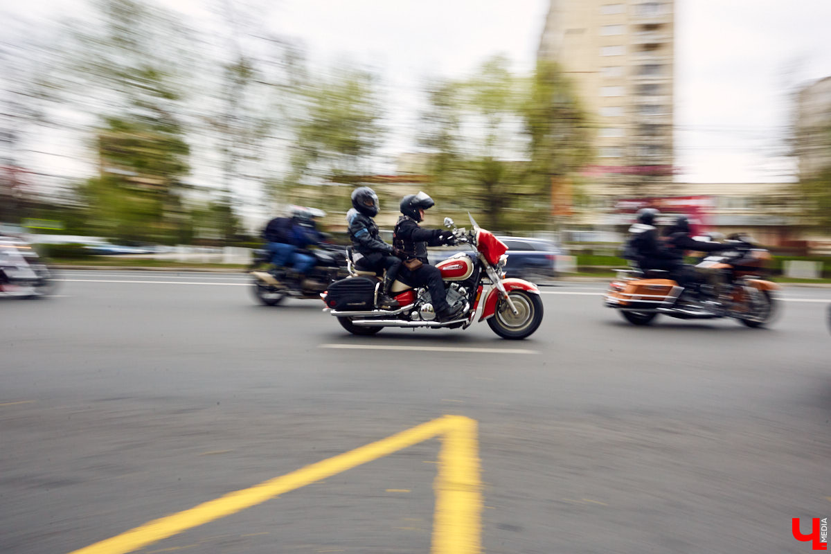 Через весь город да на «Ладогу»: мотоколонна из 300 байков открыла мотосезон. За зрелищное шествие отвечал клуб Wolves MC Russia.