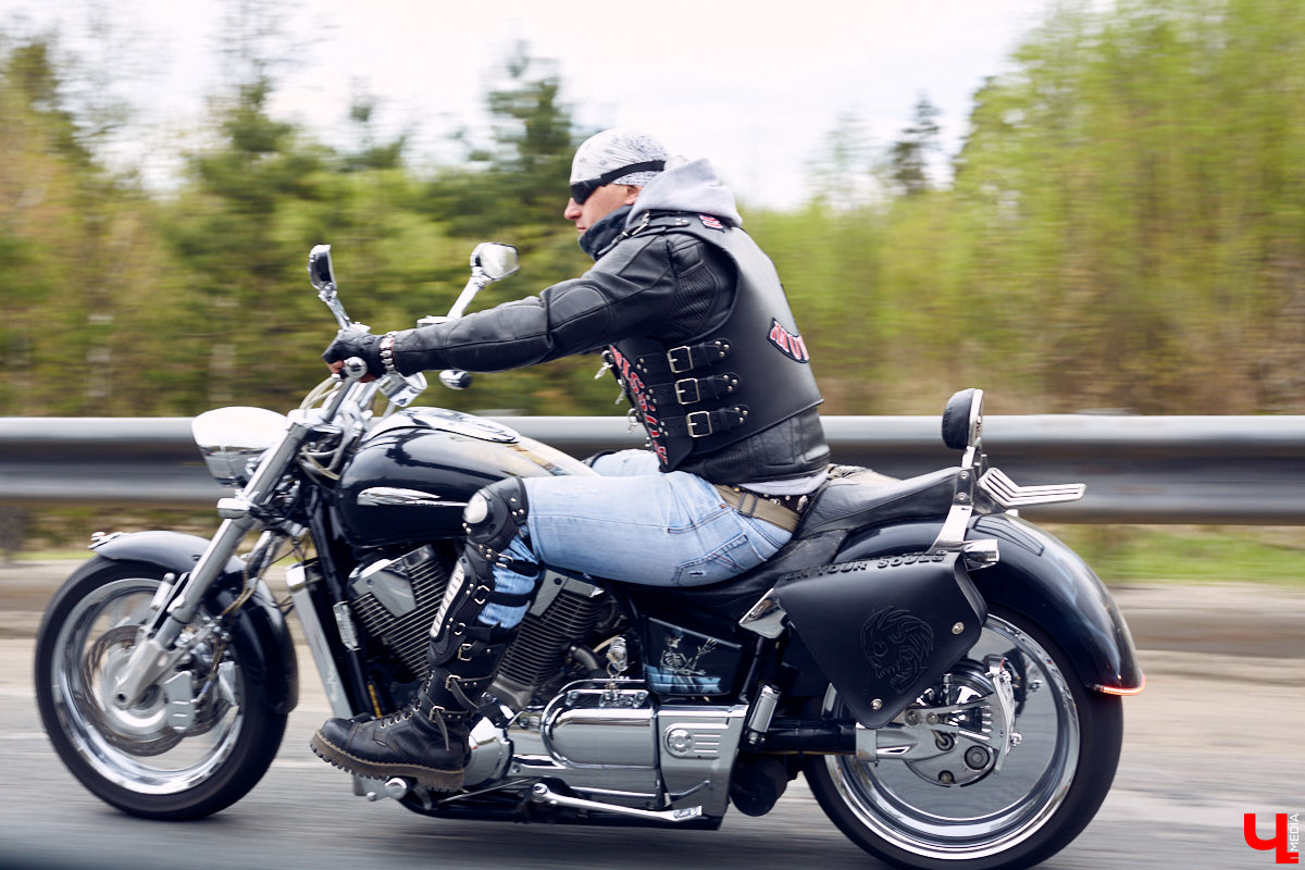 Через весь город да на «Ладогу»: мотоколонна из 300 байков открыла мотосезон. За зрелищное шествие отвечал клуб Wolves MC Russia.