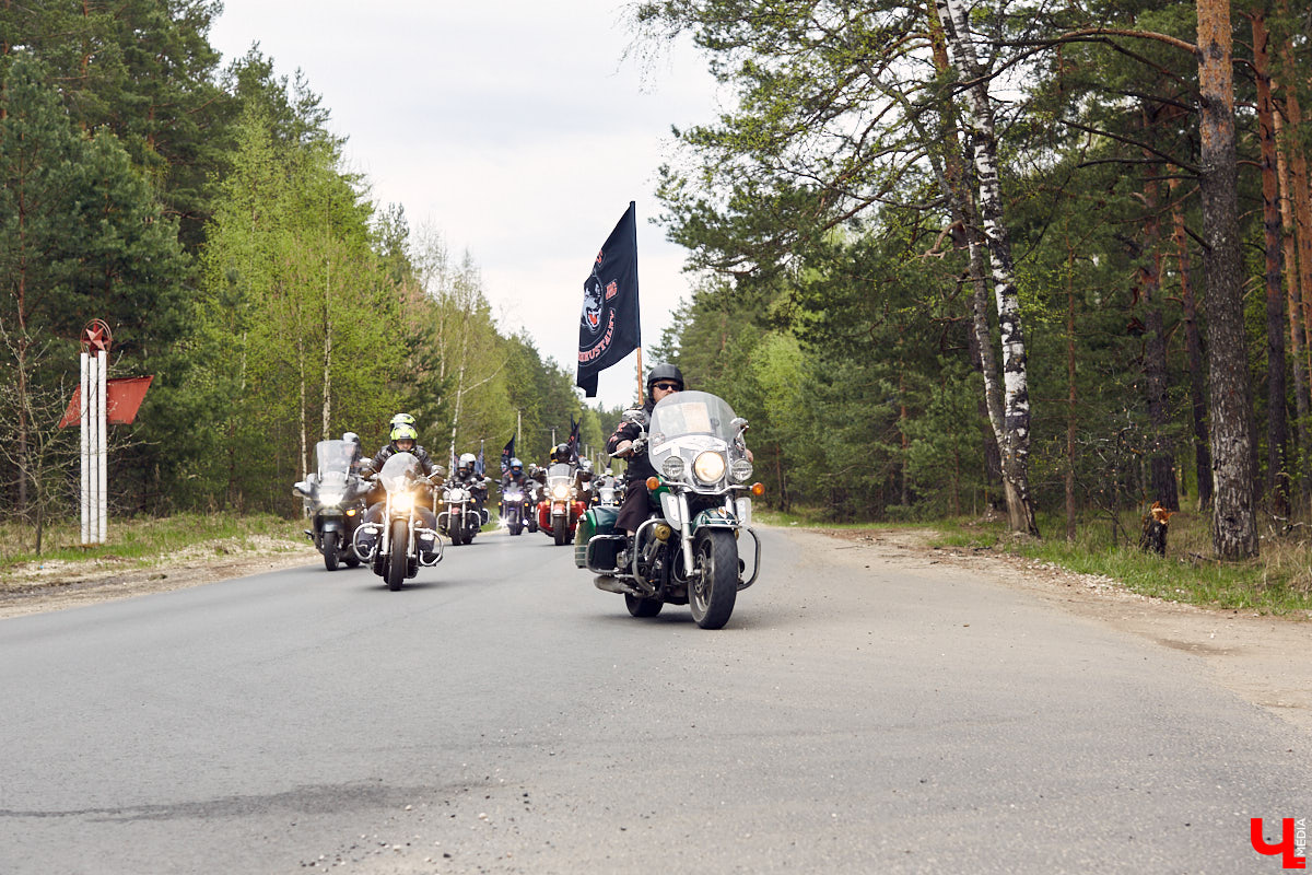 Через весь город да на «Ладогу»: мотоколонна из 300 байков открыла мотосезон. За зрелищное шествие отвечал клуб Wolves MC Russia.
