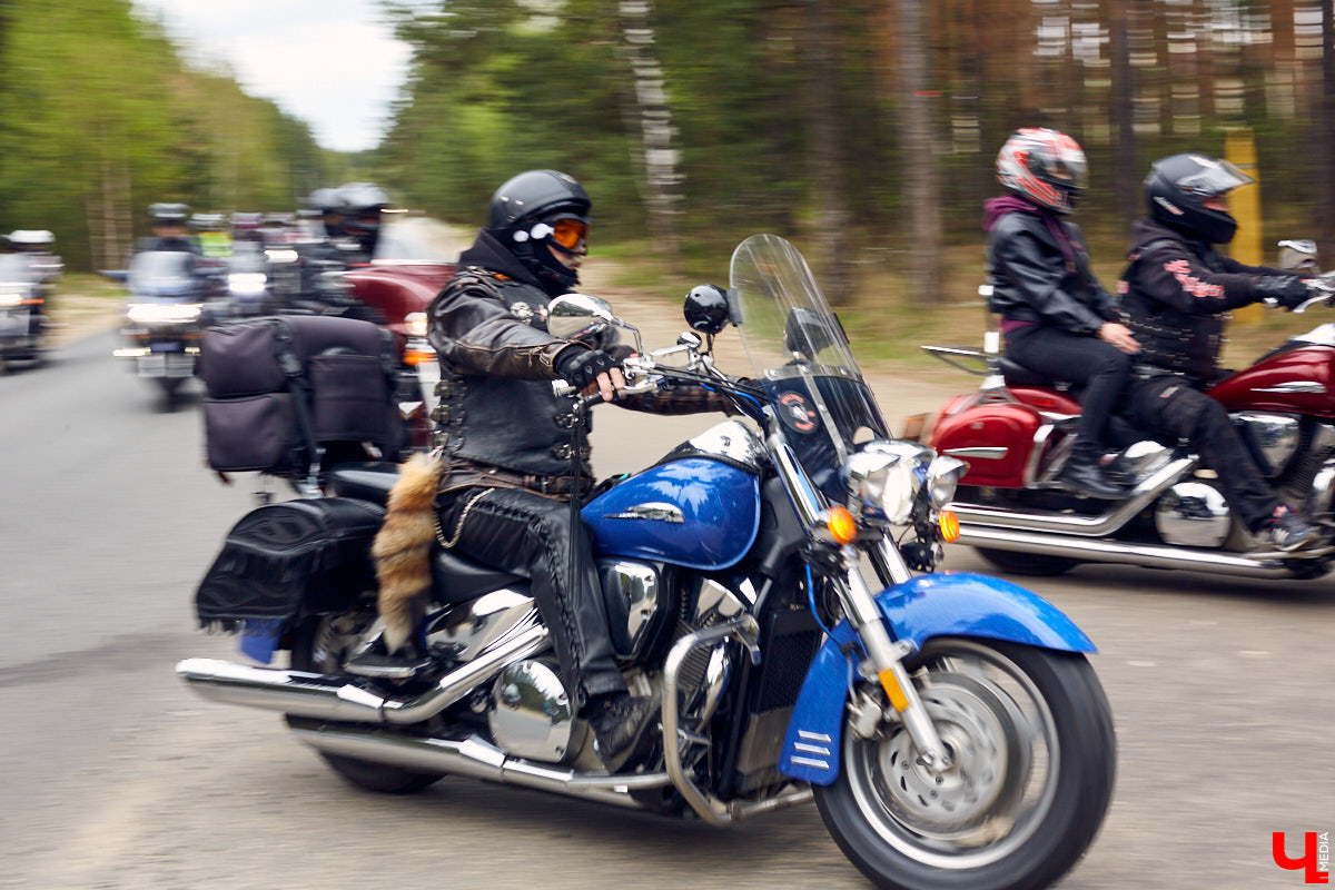 Через весь город да на «Ладогу»: мотоколонна из 300 байков открыла мотосезон. За зрелищное шествие отвечал клуб Wolves MC Russia.