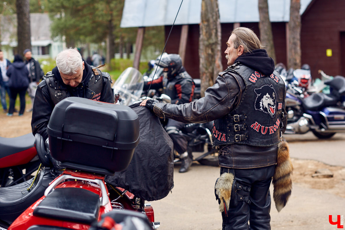 Через весь город да на «Ладогу»: мотоколонна из 300 байков открыла мотосезон. За зрелищное шествие отвечал клуб Wolves MC Russia.