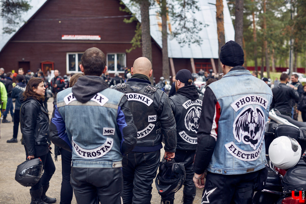 Через весь город да на «Ладогу»: мотоколонна из 300 байков открыла мотосезон. За зрелищное шествие отвечал клуб Wolves MC Russia.