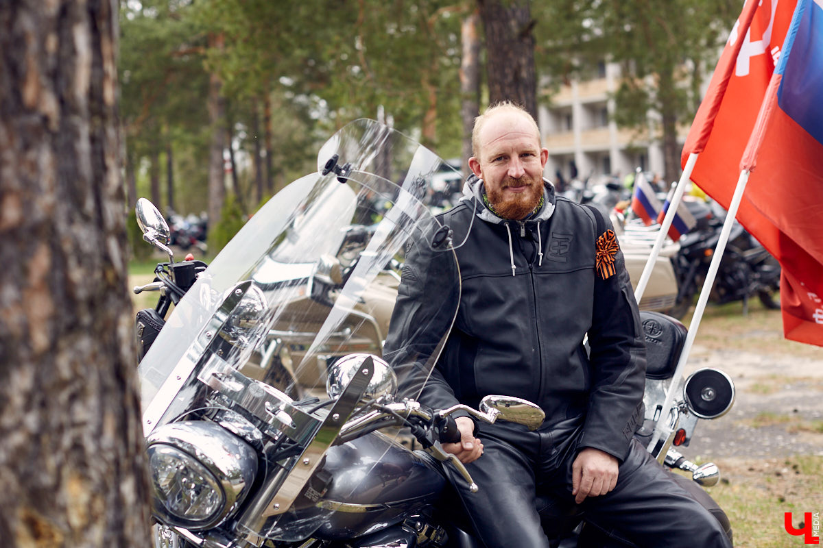 Через весь город да на «Ладогу»: мотоколонна из 300 байков открыла мотосезон. За зрелищное шествие отвечал клуб Wolves MC Russia.