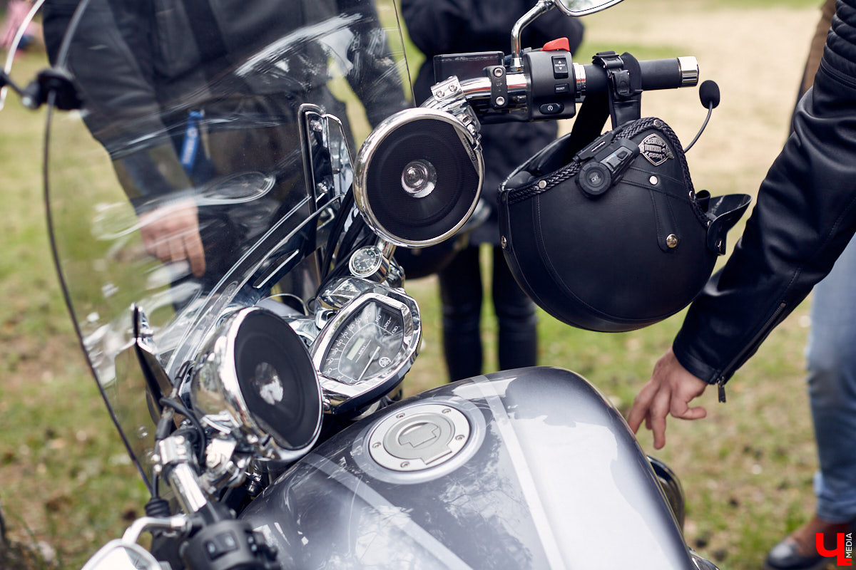 Через весь город да на «Ладогу»: мотоколонна из 300 байков открыла мотосезон. За зрелищное шествие отвечал клуб Wolves MC Russia.