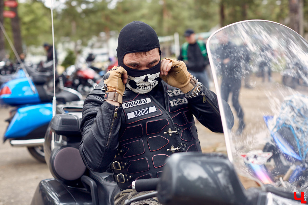 Через весь город да на «Ладогу»: мотоколонна из 300 байков открыла мотосезон. За зрелищное шествие отвечал клуб Wolves MC Russia.