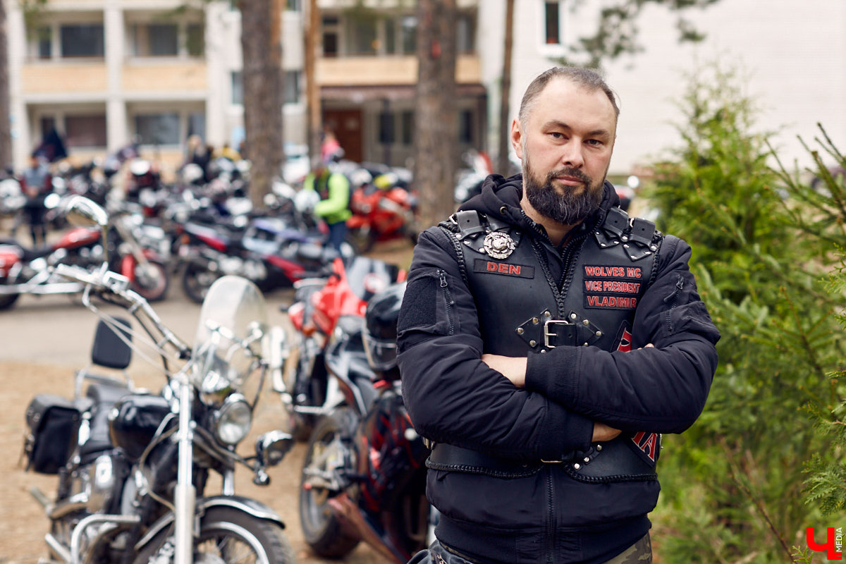 Через весь город да на «Ладогу»: мотоколонна из 300 байков открыла мотосезон. За зрелищное шествие отвечал клуб Wolves MC Russia.