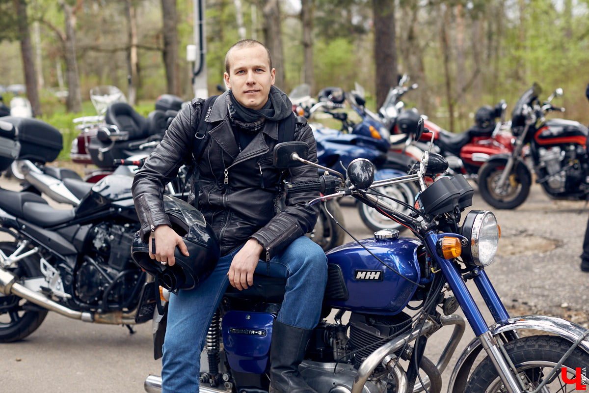 Через весь город да на «Ладогу»: мотоколонна из 300 байков открыла мотосезон. За зрелищное шествие отвечал клуб Wolves MC Russia.