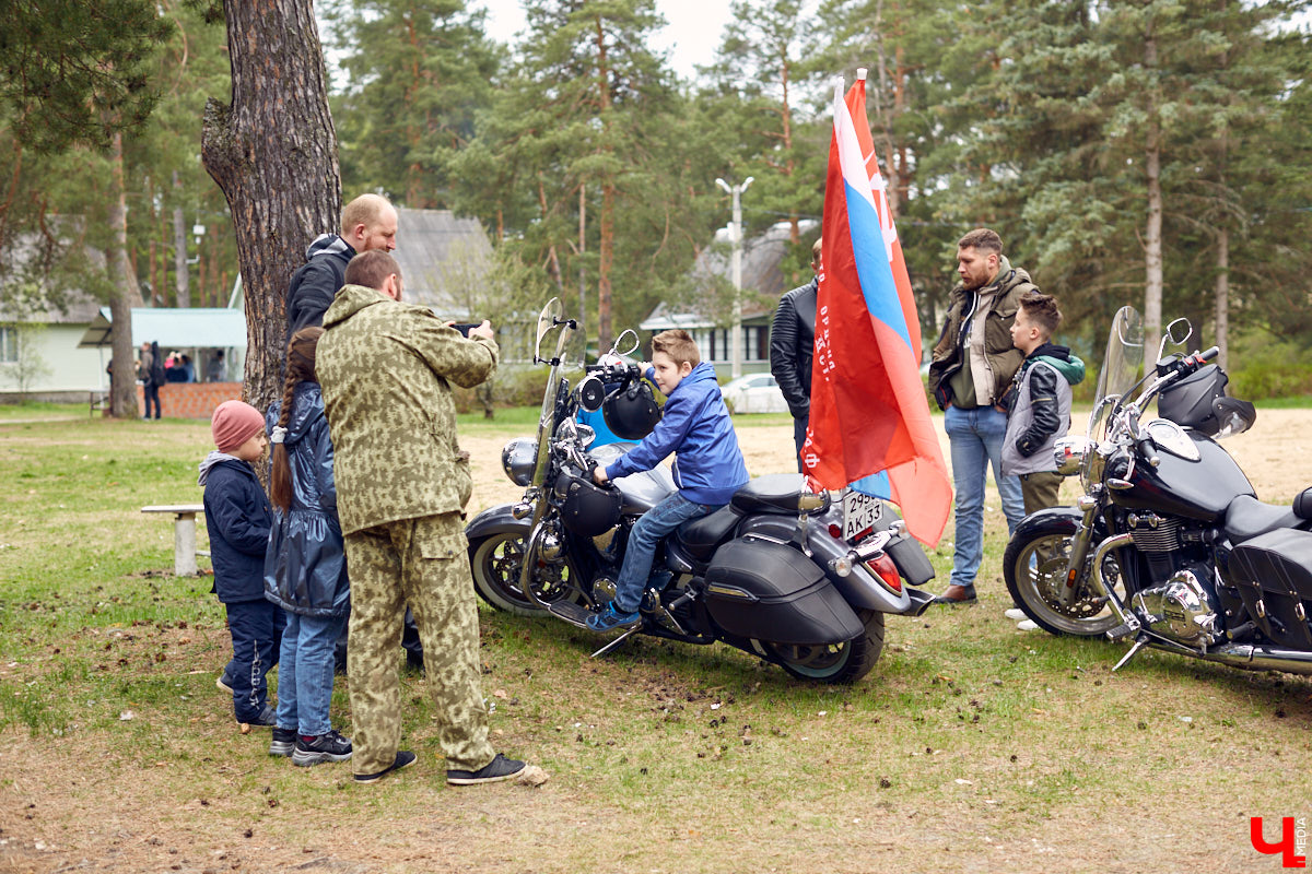 Через весь город да на «Ладогу»: мотоколонна из 300 байков открыла мотосезон. За зрелищное шествие отвечал клуб Wolves MC Russia.