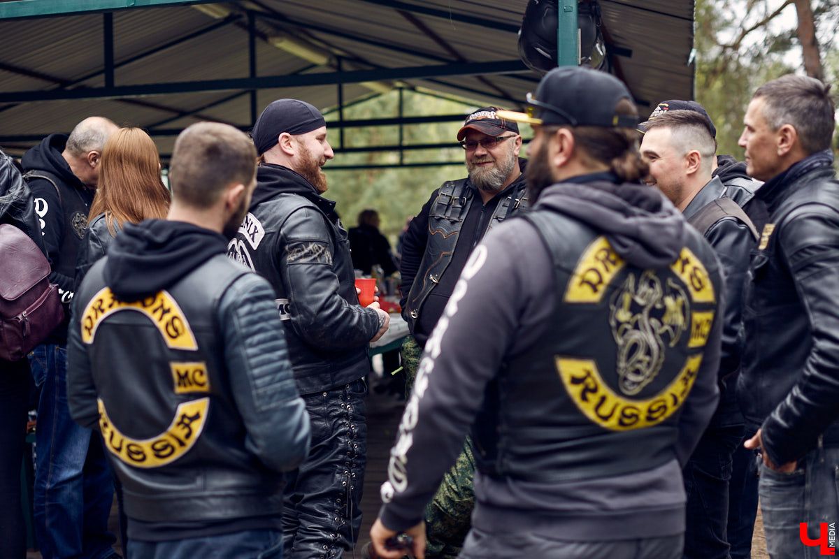 Через весь город да на «Ладогу»: мотоколонна из 300 байков открыла мотосезон. За зрелищное шествие отвечал клуб Wolves MC Russia.