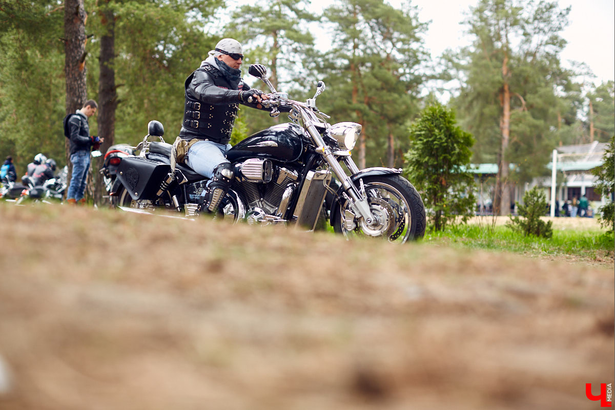 Через весь город да на «Ладогу»: мотоколонна из 300 байков открыла мотосезон. За зрелищное шествие отвечал клуб Wolves MC Russia.