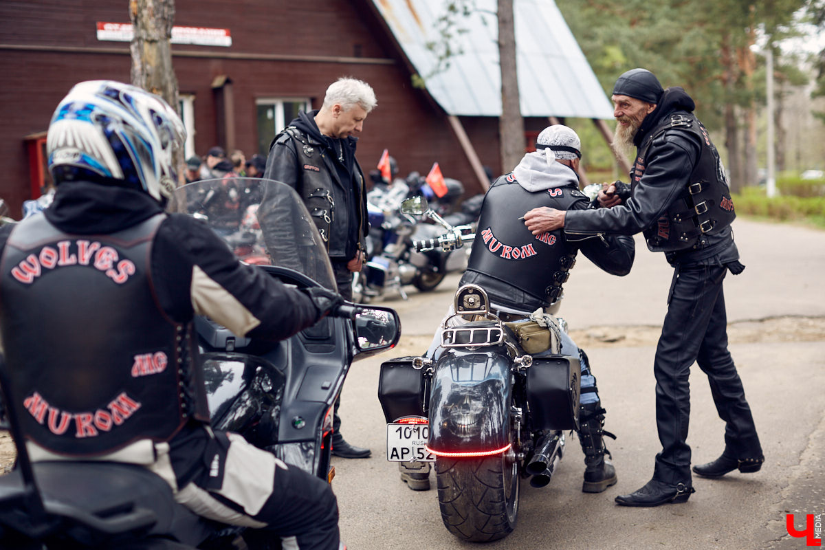 Через весь город да на «Ладогу»: мотоколонна из 300 байков открыла мотосезон. За зрелищное шествие отвечал клуб Wolves MC Russia.