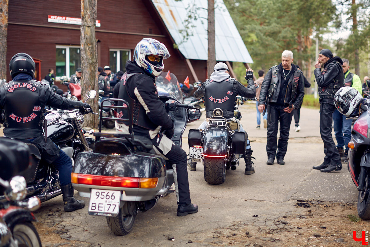 Через весь город да на «Ладогу»: мотоколонна из 300 байков открыла мотосезон. За зрелищное шествие отвечал клуб Wolves MC Russia.