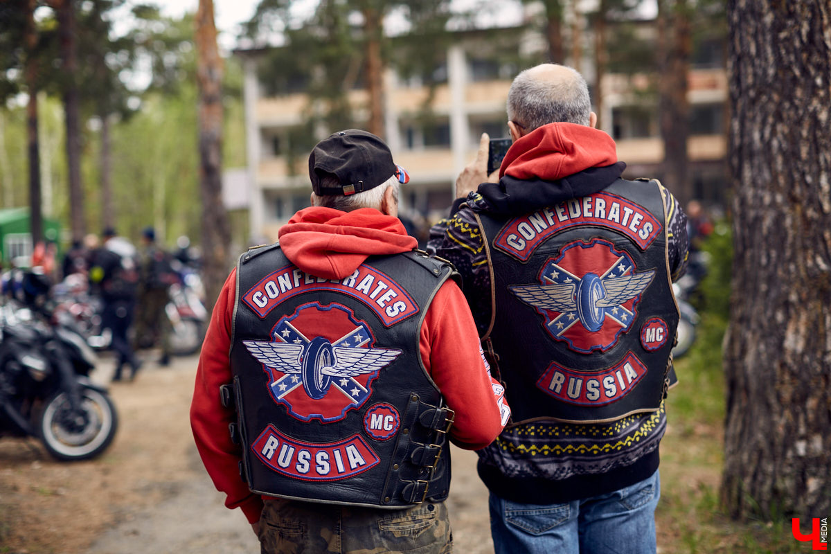 Через весь город да на «Ладогу»: мотоколонна из 300 байков открыла мотосезон. За зрелищное шествие отвечал клуб Wolves MC Russia.