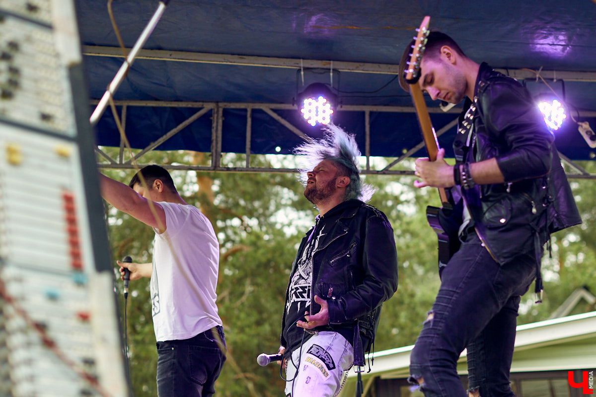 Через весь город да на «Ладогу»: мотоколонна из 300 байков открыла мотосезон. За зрелищное шествие отвечал клуб Wolves MC Russia.