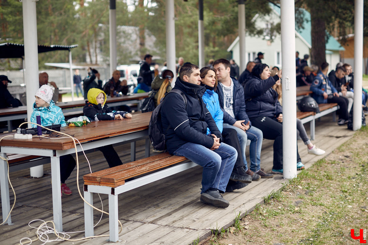 Через весь город да на «Ладогу»: мотоколонна из 300 байков открыла мотосезон. За зрелищное шествие отвечал клуб Wolves MC Russia.