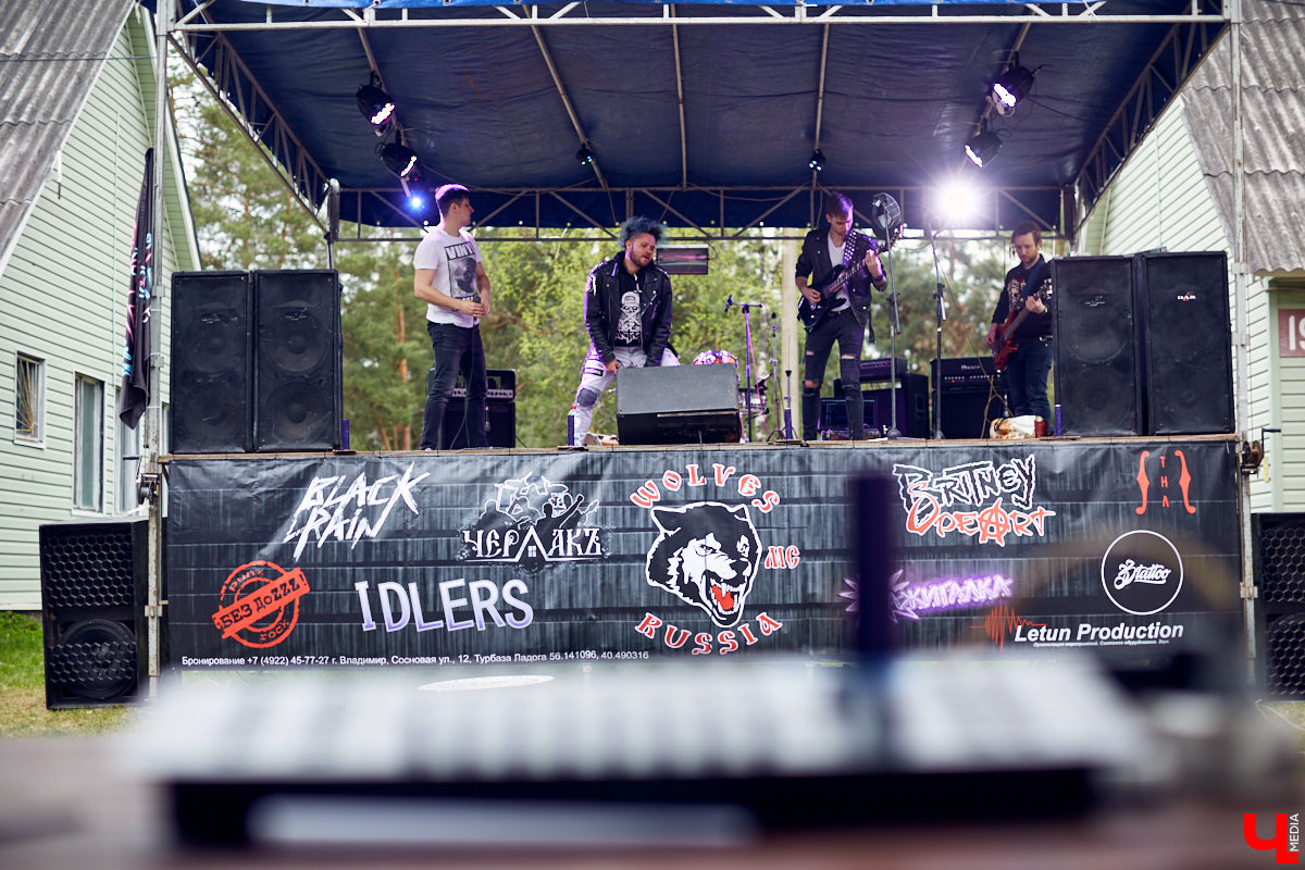 Через весь город да на «Ладогу»: мотоколонна из 300 байков открыла мотосезон. За зрелищное шествие отвечал клуб Wolves MC Russia.