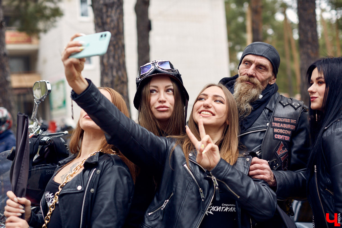 Через весь город да на «Ладогу»: мотоколонна из 300 байков открыла мотосезон. За зрелищное шествие отвечал клуб Wolves MC Russia.