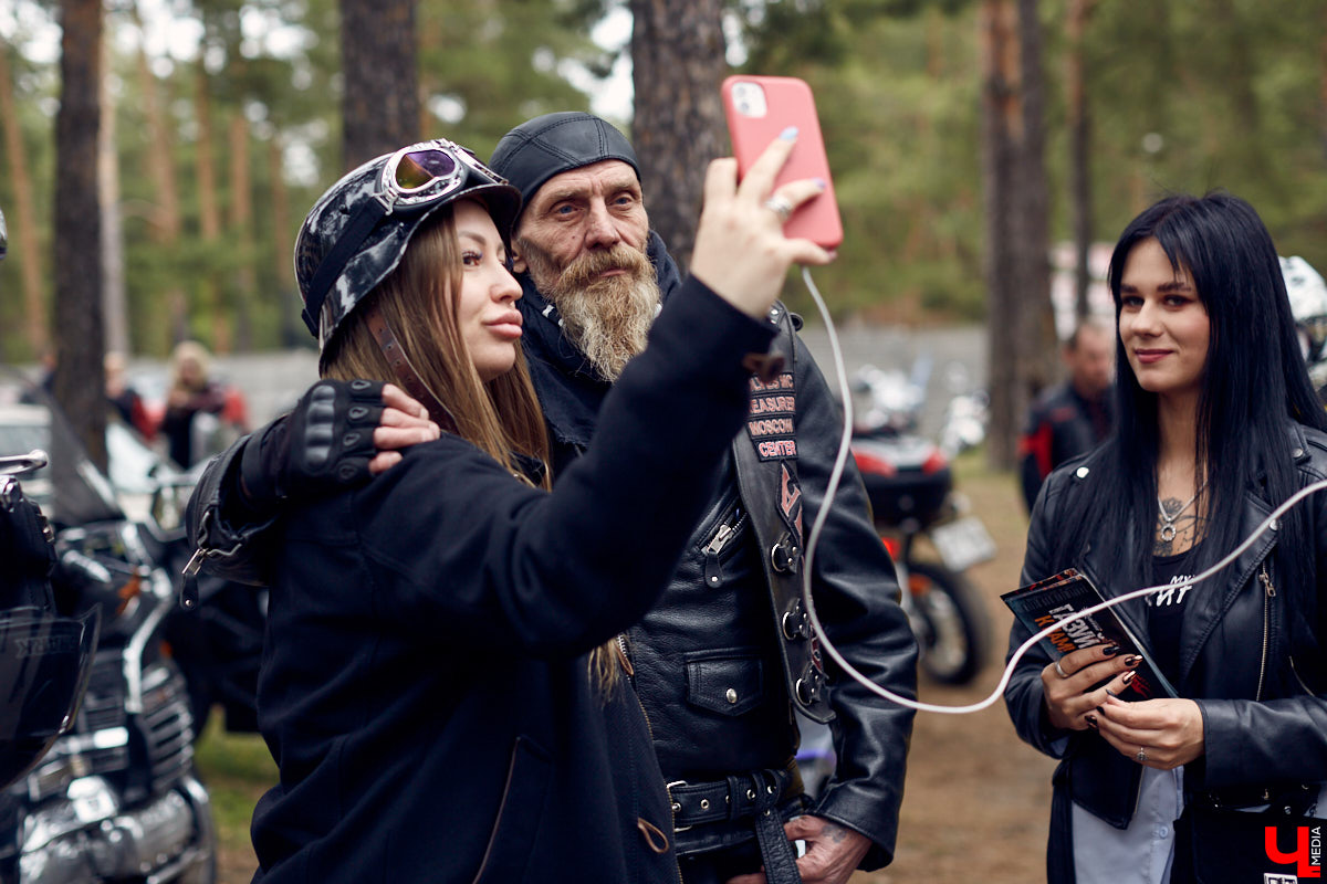 Через весь город да на «Ладогу»: мотоколонна из 300 байков открыла мотосезон. За зрелищное шествие отвечал клуб Wolves MC Russia.