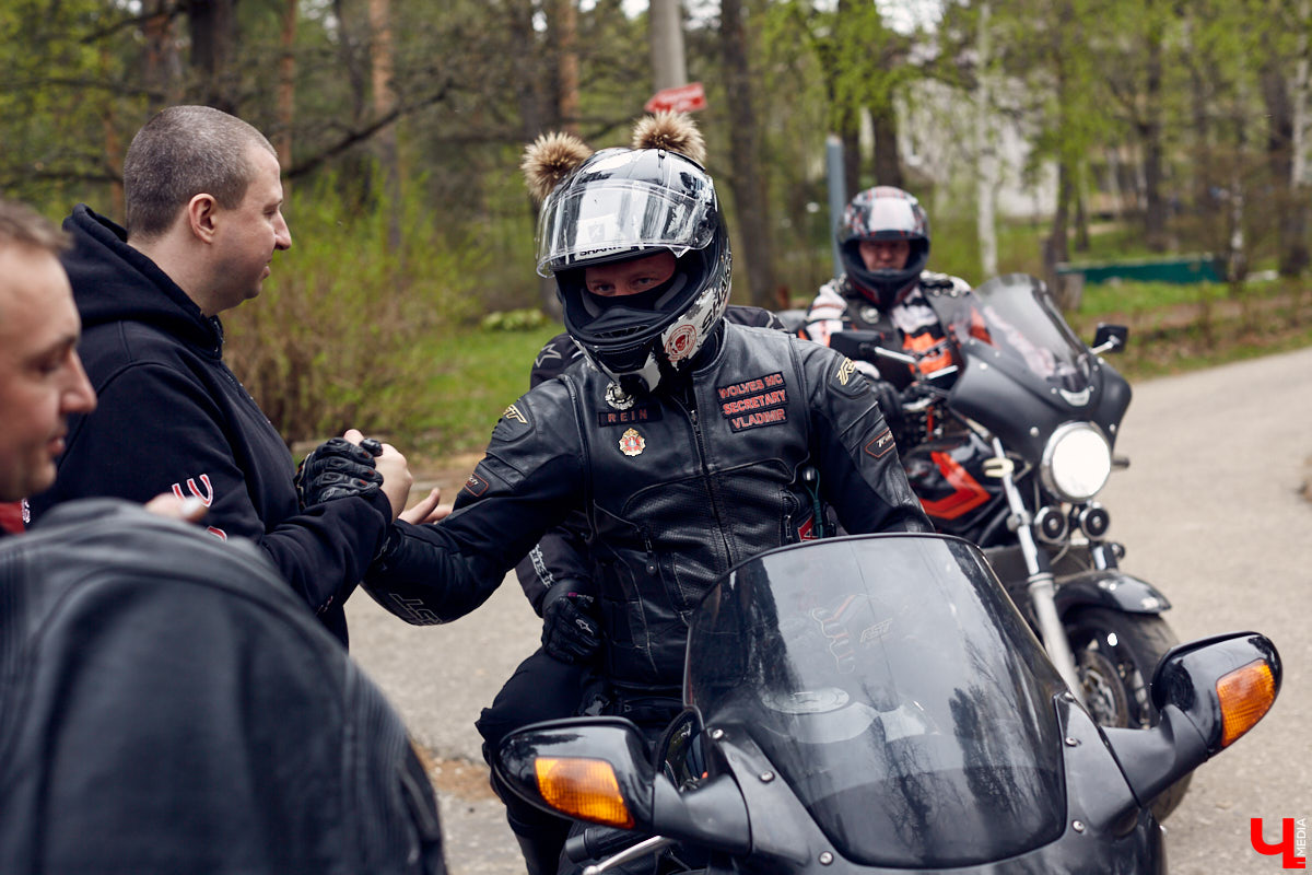 Через весь город да на «Ладогу»: мотоколонна из 300 байков открыла мотосезон. За зрелищное шествие отвечал клуб Wolves MC Russia.