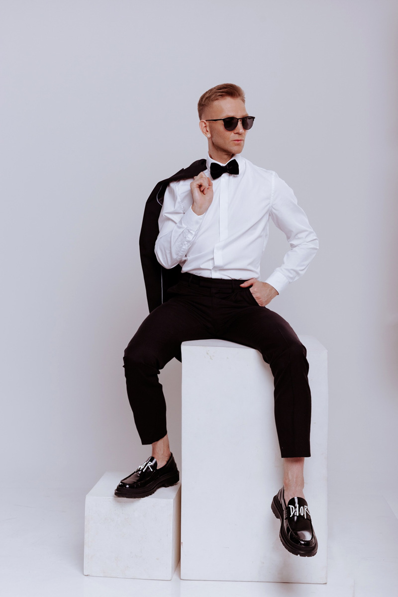 Олег YouRich, директор по развитию, маркетингу и рекламе клиники и салона красоты Gen87 — тот, чьи образы обсуждают, критикуют или пытаются копировать. Равнодушных мало. И сегодня он — герой нашей рубрики «Свой стиль».