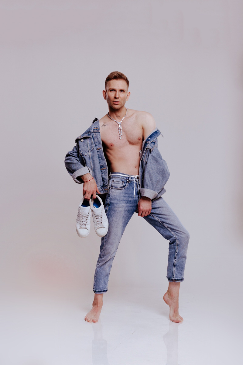 Олег YouRich, директор по развитию, маркетингу и рекламе клиники и салона красоты Gen87 — тот, чьи образы обсуждают, критикуют или пытаются копировать. Равнодушных мало. И сегодня он — герой нашей рубрики «Свой стиль».