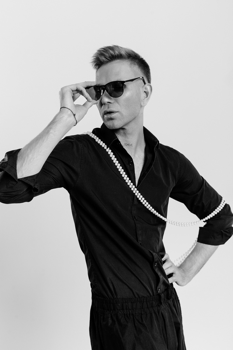 Олег YouRich, директор по развитию, маркетингу и рекламе клиники и салона красоты Gen87 — тот, чьи образы обсуждают, критикуют или пытаются копировать. Равнодушных мало. И сегодня он — герой нашей рубрики «Свой стиль».