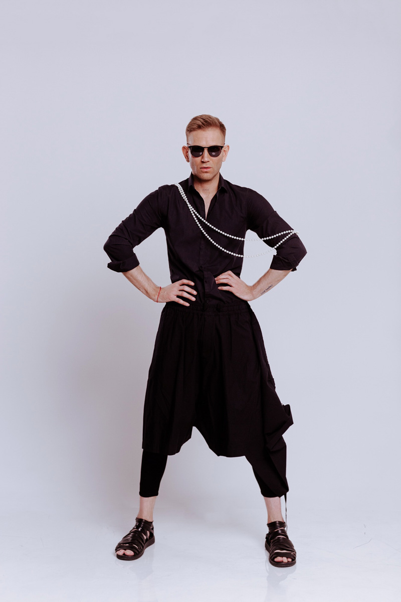 Олег YouRich, директор по развитию, маркетингу и рекламе клиники и салона красоты Gen87 — тот, чьи образы обсуждают, критикуют или пытаются копировать. Равнодушных мало. И сегодня он — герой нашей рубрики «Свой стиль».