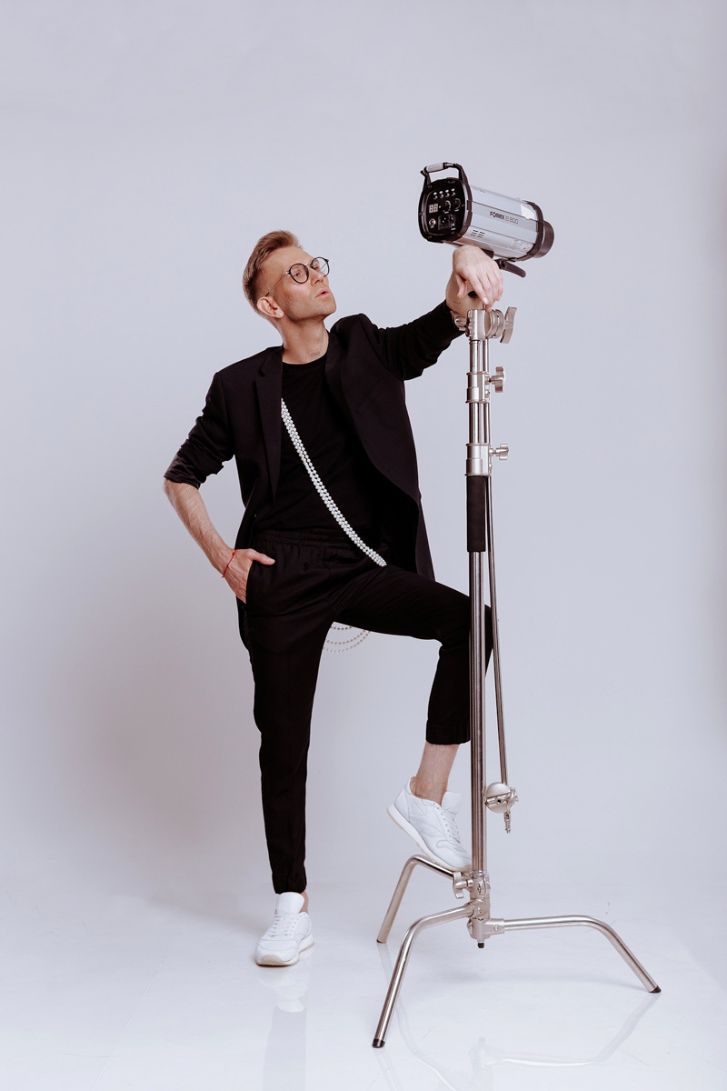 Олег YouRich, директор по развитию, маркетингу и рекламе клиники и салона красоты Gen87 — тот, чьи образы обсуждают, критикуют или пытаются копировать. Равнодушных мало. И сегодня он — герой нашей рубрики «Свой стиль».