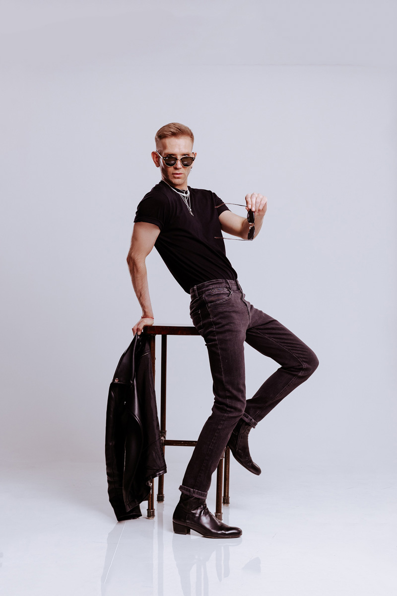 Олег YouRich, директор по развитию, маркетингу и рекламе клиники и салона красоты Gen87 — тот, чьи образы обсуждают, критикуют или пытаются копировать. Равнодушных мало. И сегодня он — герой нашей рубрики «Свой стиль».