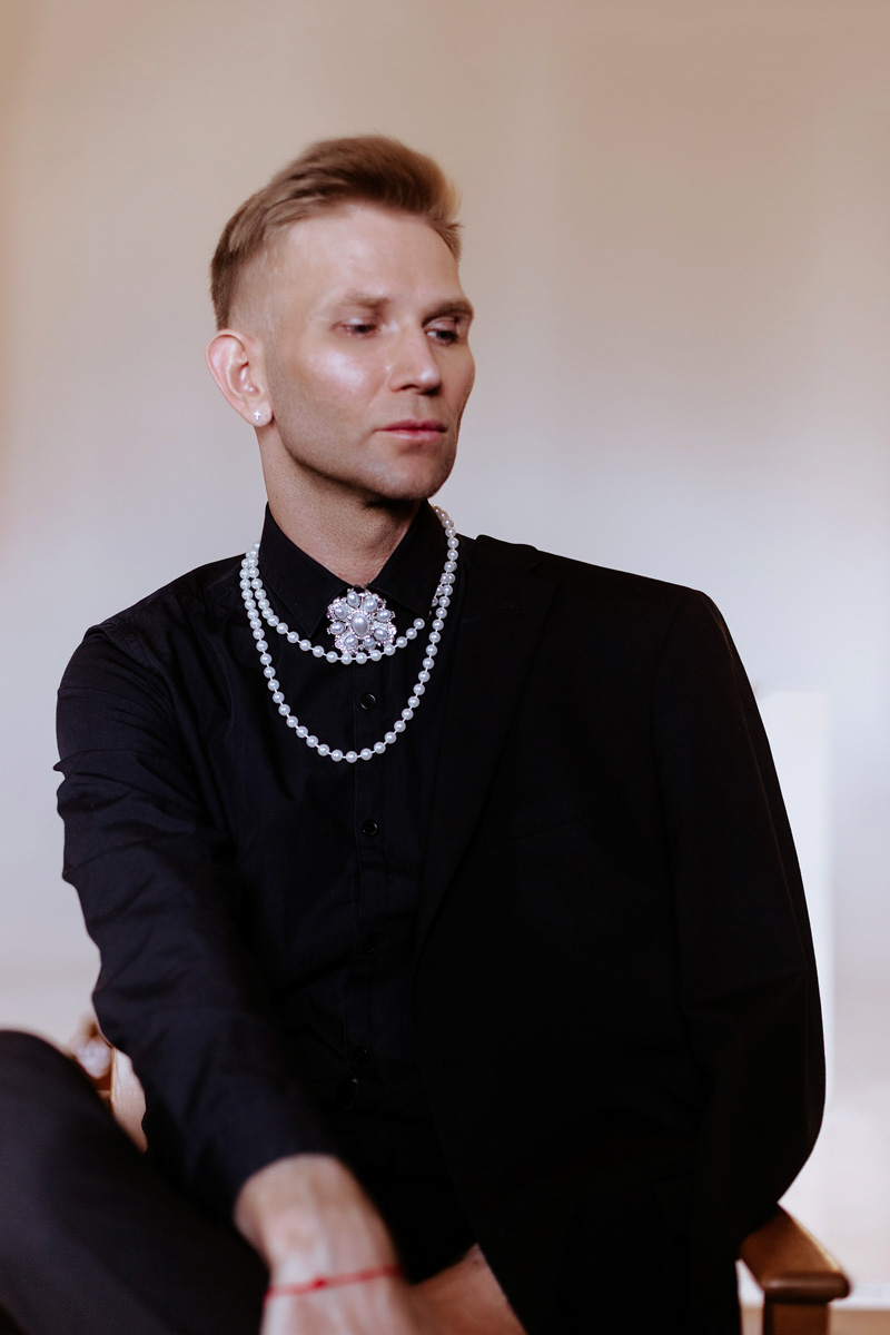 Олег YouRich, директор по развитию, маркетингу и рекламе клиники и салона красоты Gen87 — тот, чьи образы обсуждают, критикуют или пытаются копировать. Равнодушных мало. И сегодня он — герой нашей рубрики «Свой стиль».