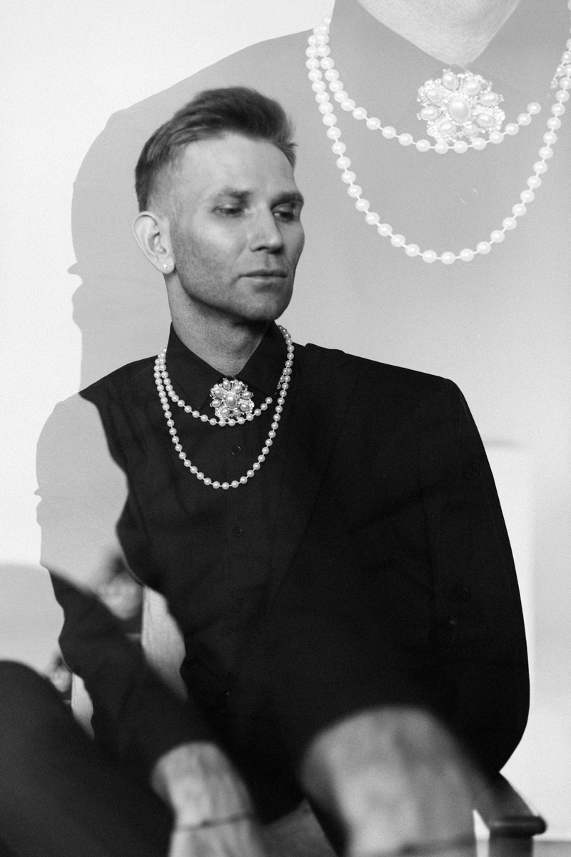 Олег YouRich, директор по развитию, маркетингу и рекламе клиники и салона красоты Gen87 — тот, чьи образы обсуждают, критикуют или пытаются копировать. Равнодушных мало. И сегодня он — герой нашей рубрики «Свой стиль».